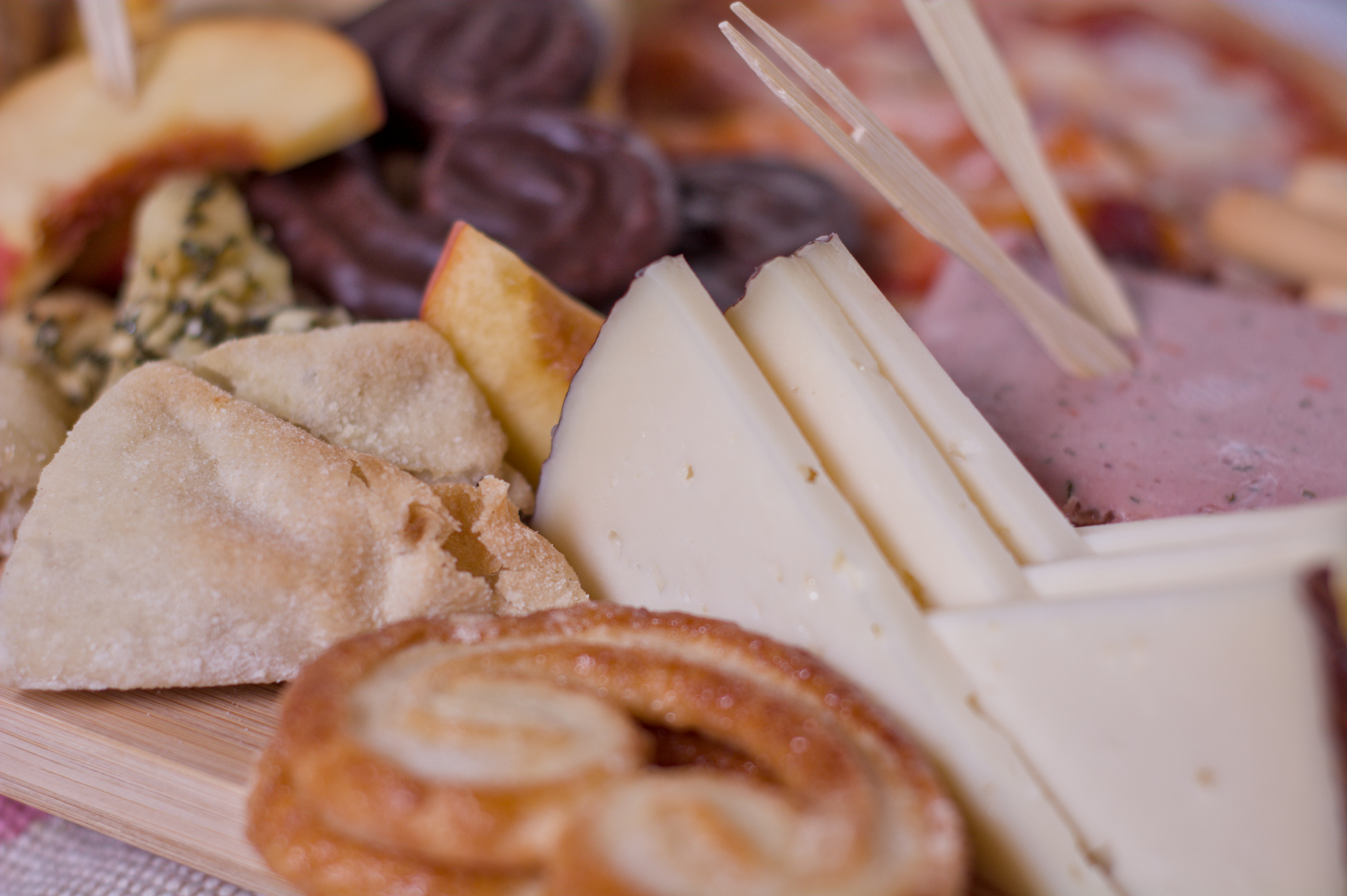 Queso y palmeritas dulces en picnic al aire libre en Tenerife
