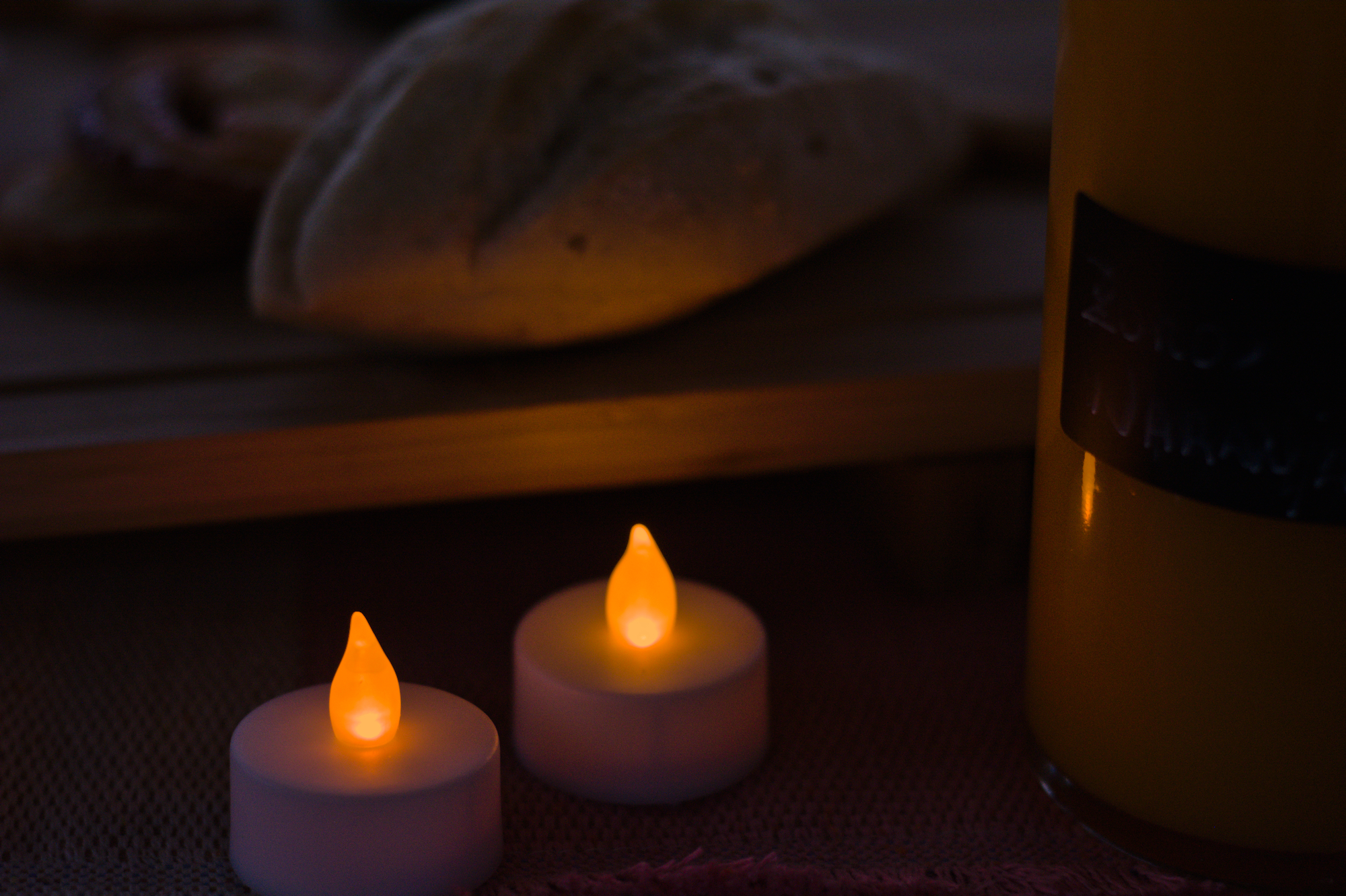 Brunch con velas, zumo de naranja y pan artesanal en un picnic al aire libre en Tenerife